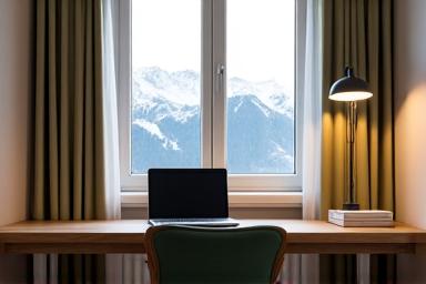 Ergonomischer Arbeitsplatz mit Blick auf die Schweizer Alpen.